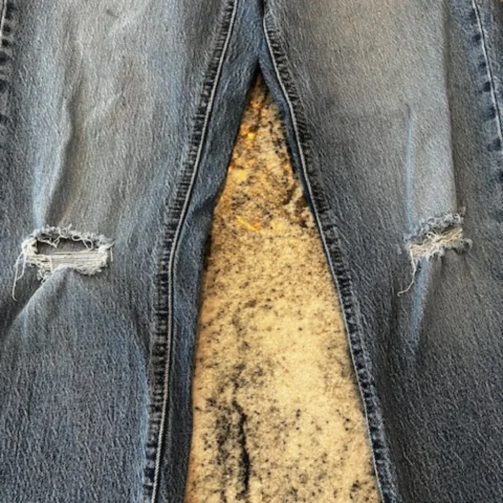 Levi's 541 Athletic Taper jeans designed for athletic builds‎ cotton denim 31x32